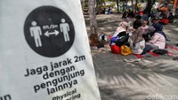 Petugas satgas COVID-19 selalu memberikan himbauan kepada pengunjung.