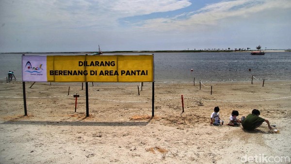 Di kawasan Ancol juga diberikan pagar untuk memasuki kawasan pantai dan akan dilakukan penghitungan jumlah sesuai dengan kapasitas areal. Di kawasan Ancol juga diberikan pagar untuk memasuki kawasan pantai dan akan dilakukan penghitungan jumlah sesuai dengan kapasitas areal.