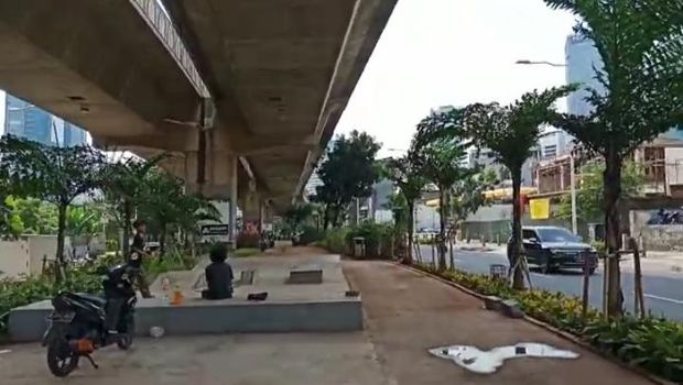 Area skateboard di median kolong JLNT Casablanca, Kuningan, Jakarta Selatan.