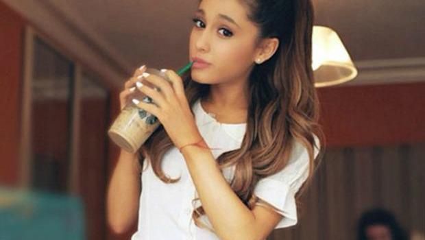 Pose Menggemaskan Ariana Grande saat Ngopi di Kafe