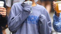 Nah, kalau yang salah satu ini adalah foto hasil jepretan paparazi. Memperlihatkan Ariana Grande tengah menyeruput minuman bersama teman-temanya.  Foto: Instagram @Arianagrande