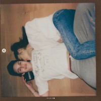 Ariana Grande dan Dalton Gomez sendiri pertama kali dikabarkan berpacaran pada Februari 2020. Saat itu Ariana telah berpisah dari Mikey Foster pada tahun 2019. Foto: Instagram/@arianagrande