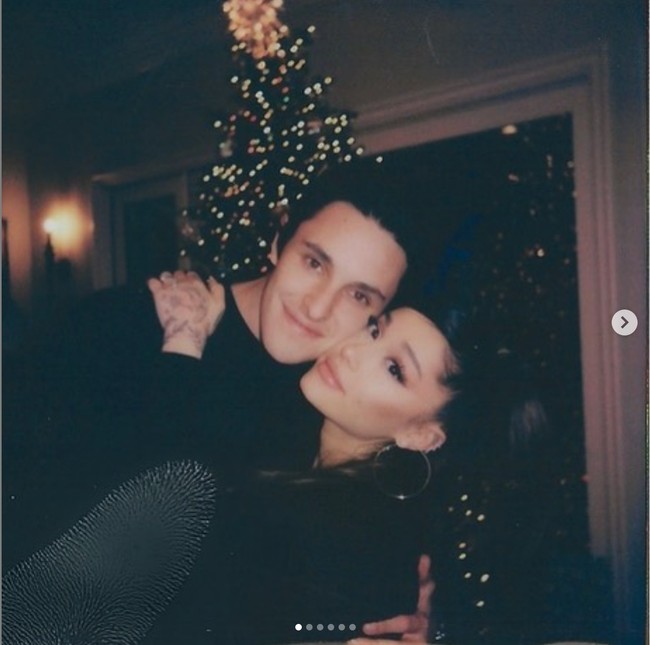 Ariana Grande dan Dalton Gomez baru mengumumkan hubungan mereka pada Mei 2020 melalui video musiknnya bersama Justin Bieber yang berjudul Stuck With U. Dalam video tersebut Ariana muncul bersama Dalton dan terlihat memamerkan kemesraan mereka. Foto: Instagram/@arianagrande