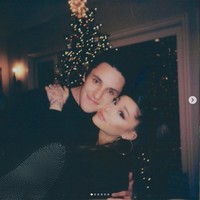 Ariana Grande dan Dalton Gomez baru mengumumkan hubungan mereka pada Mei 2020 melalui video musiknnya bersama Justin Bieber yang berjudul Stuck With U. Dalam video tersebut Ariana muncul bersama Dalton dan terlihat memamerkan kemesraan mereka. Foto: Instagram/@arianagrande