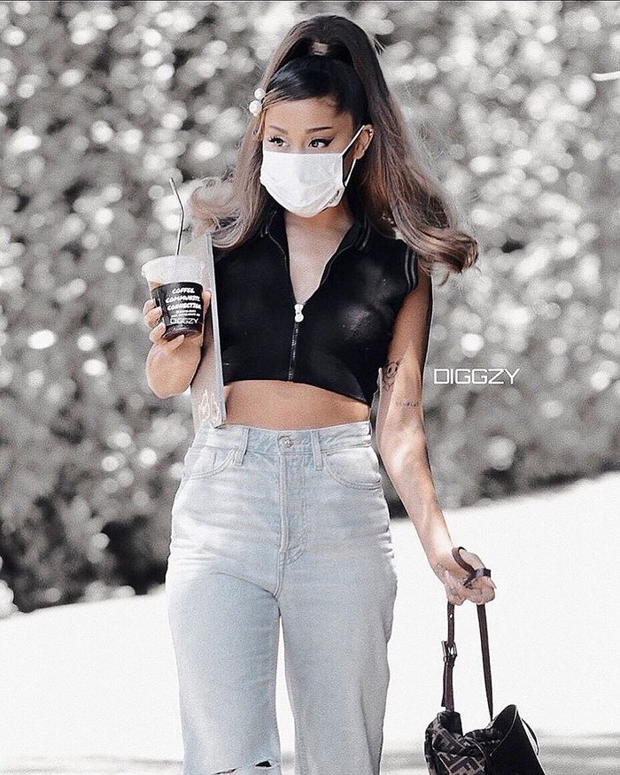 Ariana Grande Pose Menggemaskan Ariana Grande saat Ngopi di Kafe