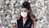 Kabar bahagia datang dari penyanyi asal Amerika. Ariana Grande baru saja melepas masa lajangnya dengan Dalton Gomez. Foto: Instagram @Arianagrande