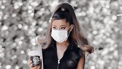 Pose Menggemaskan Ariana Grande saat Ngopi di Kafe