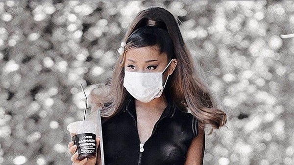 Pose Menggemaskan Ariana Grande saat Ngopi di Kafe