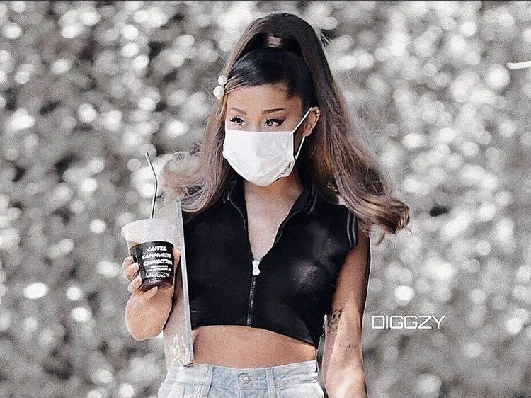 Pose Menggemaskan Ariana Grande saat Ngopi di Kafe