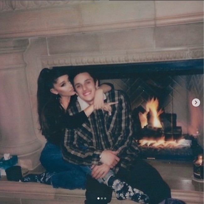 Usai berpacaran kurang dari setahun, pada Desember 2020 Ariana Grande dan Dalton Gomez dikabarkan bertunangan. Foto: Instagram/@arianagrande