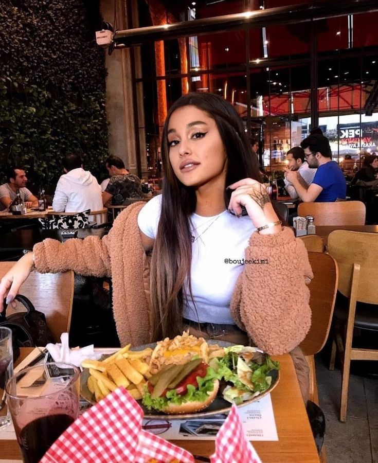 Pose Menggemaskan Ariana Grande saat Ngopi di Kafe