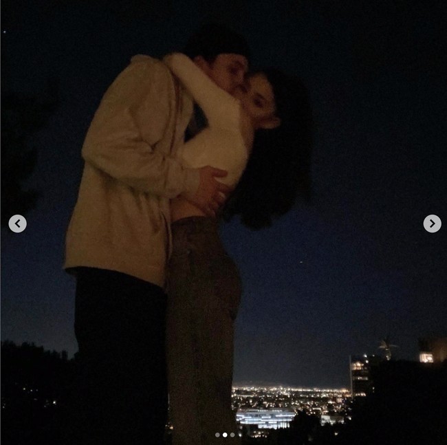 Ariana sangat bersemangat. Dia benar-benar menikmati untuk mengenal dan jatuh cinta dengan Dalton di luar sorotan, sesuatu yang tidak pernah dia lakukan dalam hubungan masa lalunya. Mereka sangat mencintai dan berkomitmen untuk menghabiskan sisa hidup mereka bersama, ungkap salah seorang sumber kepada US. Foto: Instagram/@arianagrande