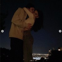 Ariana sangat bersemangat. Dia benar-benar menikmati untuk mengenal dan jatuh cinta dengan Dalton di luar sorotan, sesuatu yang tidak pernah dia lakukan dalam hubungan masa lalunya. Mereka sangat mencintai dan berkomitmen untuk menghabiskan sisa hidup mereka bersama, ungkap salah seorang sumber kepada US. Foto: Instagram/@arianagrande