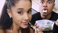 Pose menggemaskan tersebut terlihat dalam setiap momen, termasuk momen kulineran Ariana. Seperti yang terlihat pada foto yang satu ini. Foto: Instagram @Arianagrande