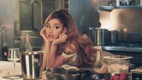 Bukan hanya saat kulineran, pose menggemaskan Ariana Grande juga terlihat pada momen memasak. Momen ini merupakan salah satu adegan dalam video musiknya. Foto: Instagram @Arianagrande