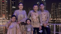 Anang Hermansyah dan Ashanty beserta anak-anak mereka melewatkan momen lebaran di Dubai. Dok. Instagram/ashanty_ash