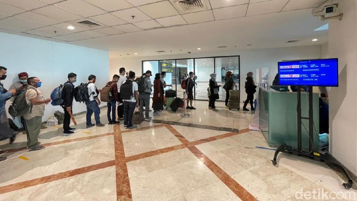 Masa larangan mudik 2021 berakhir. Jumlah penumpang di Bandara Juanda Surabaya tampak mulai kembali normal seperti sebelum mudik dilarang.