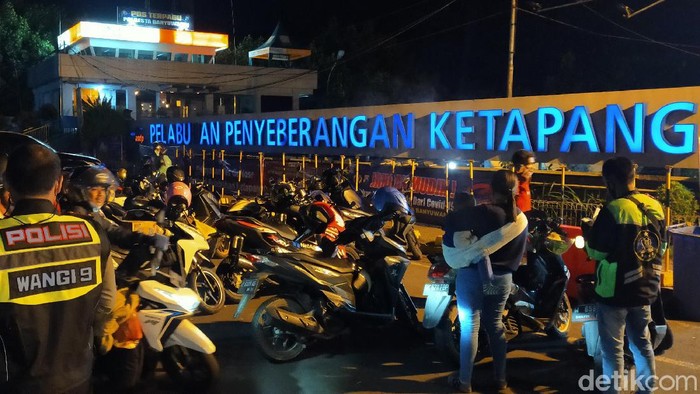 Penumpang di Pelabuhan Ketapang Banyuwangi (Ardian/detikcom)