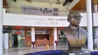 Pintu masuk pustaka yang megah dengan sosok patung Bung Hatta yang gagah berwibawa di Perpustakaan Proklamator Bung Hatta