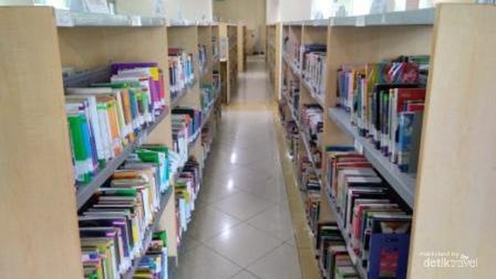 Beredukasi Sambil Berwisata di Pustaka Bung Hatta Ada ribuan judul koleksi buku yang tersimpan
