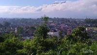 Pemandangan Kota Bukittinggi terlihat dari ketinggian di halaman Perpustakaan Proklamator Bung Hatta