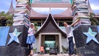 Para bocah ceria didepan gerbang Perpustakaan Proklamator Bung Hatta