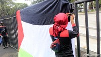 Seperti diketahui, militer Israel terus melancarkan serangan terhadap Palestina. Hingga kini total sebanyak 212 warga Palestina tewas akibat serangan selama sepekan.