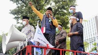 Ratusan buruh melakukan unjuk rasa di depan Gedung Sate, Kota Bandung.