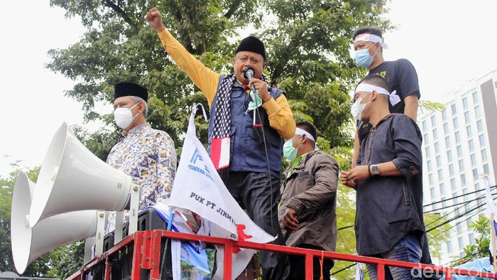 Buruh di Jabar Gelar Aksi Kecam Serangan Israel Ratusan buruh yang berasal dari berbagai serikat pekerja di Jawa Barat melakukan aksi unjuk rasa di depan Gedung Sate, Kota Bandung pada Selasa (18/5/2021). Mereka menggelar aksi dukungan untuk Palestina yang kini tengah digempur agresi Israel sejak sepekan yang lalu.