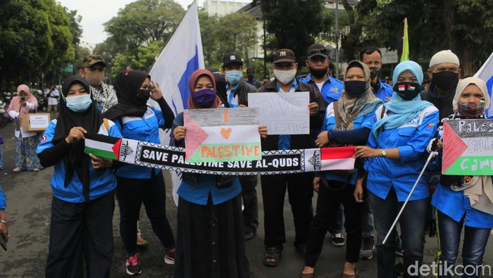 Buruh di Jabar gelar aksi solidaritas untuk Palestina di depan Gedung Sate