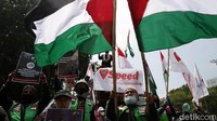 Massa juga membawa sejumlah bendera Indonesia merah putih dan bendera Palestina.