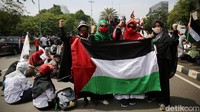 Dalam aksi ini massa buruh juga menggalang dana sebagai bentuk solidaritas kepada Palestina. Presiden KSPI Said Iqbal mengatakan dana yang terkumpul dari para buruh hari ini sebesar Rp 7,7 Juta.