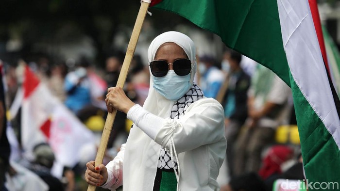 Massa buruh Konfederasi Serikat Pekerja Indonesia (KSPI) menggelar aksi solidaritas Palestina. Aksi itu berlangsung di Kedubes Amerika Serikat, Jakarta.