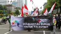 Massa buruh KSPI long march ke Kedutaan Besar Amerika Serikat untuk menyerahkan surat sebagai sikap solidaritas terhadap Palestina.