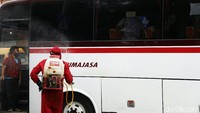 Bus-bus AKAP yang masuk ke terminal langsung disemprot disinfektan.