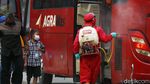 Bus AKAP Disemprot Disinfektan di Terminal Kampung Rambutan