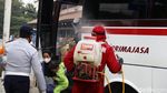 Bus AKAP Disemprot Disinfektan di Terminal Kampung Rambutan
