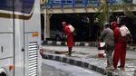 Bus AKAP Disemprot Disinfektan di Terminal Kampung Rambutan