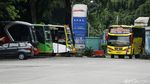 Bus AKAP Disemprot Disinfektan di Terminal Kampung Rambutan