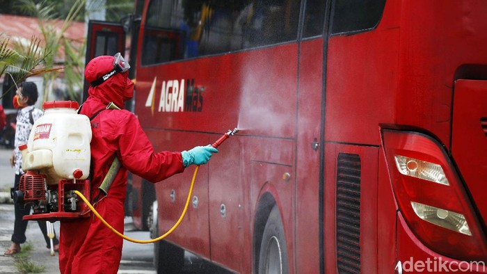 Bus AKAP Disemprot Disinfektan di Terminal Kampung Rambutan Terminal Kampung Rambutan kembali beroperasi. Bus-bus AKAP yang masuk terminal pun disemprot disinfektan.