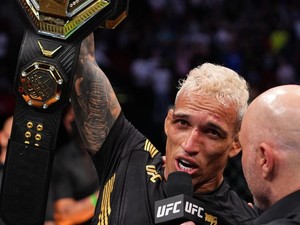 Penantian 3.940 Hari Charles Oliveira Jadi Juara UFC