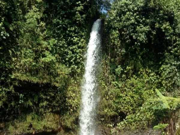 Lokasi tepatnya berada di Desa Mandala, Kecamatan Dukupuntang, Cirebon. Menurut pengelola, air terjun di Cigetruk memiliki ketinggian sekitar 27 meter dan jadi salah satu air terjun tertinggi di Cirebon. (dok. Pengelola Curug Cigetruk) Lokasi tepatnya berada di Desa Mandala, Kecamatan Dukupuntang, Cirebon. Menurut pengelola, air terjun di Cigetruk memiliki ketinggian sekitar 27 meter dan jadi salah satu air terjun tertinggi di Cirebon. (dok. Pengelola Curug Cigetruk)