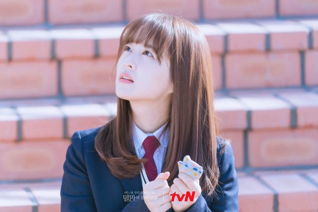 Park Bo Young dinilai pantas mengenakan seragam sekolah meski telah menginjak kepala tiga. Terlebih, aktris berumur 31 tahun ini memiliki tinggi badan 158 cm yang membuatnya semakin terlihat awet muda. Foto: dok. tvN