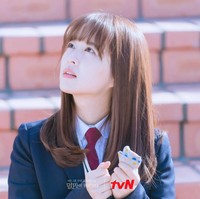 Park Bo Young dinilai pantas mengenakan seragam sekolah meski telah menginjak kepala tiga. Terlebih, aktris berumur 31 tahun ini memiliki tinggi badan 158 cm yang membuatnya semakin terlihat awet muda. Foto: dok. tvN