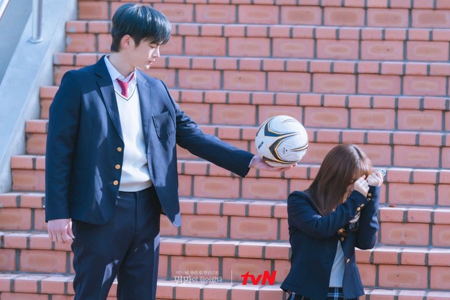 Menjelang penayangan episode empat, tvN merilis foto yang memperlihatkan Seo In Guk dan Park Bo Young mengenakan seragam sekolah. Penonton sontak membicarakan penampilan sang aktris. Foto: dok. tvN