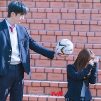 Menjelang penayangan episode empat, tvN merilis foto yang memperlihatkan Seo In Guk dan Park Bo Young mengenakan seragam sekolah. Penonton sontak membicarakan penampilan sang aktris. Foto: dok. tvN