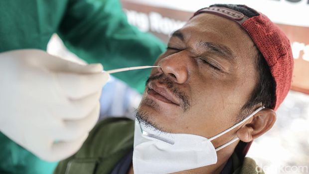 Sejumlah warga yang baru saja melakukan perjalanan mudik melakukan tes antigen. Hasilnya tes tersebut kian membludak. Salah satunya di Polsek Pesangggrahan.