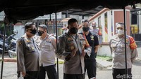Kapolsek Pesanggrahan, Kompol Endy mendampingi Kapolres Jakarta Selatan Kombes Pol Azis memantau langsung kegiatan tersebut.