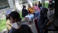 Sejumlah warga yang baru saja melakukan perjalanan mudik melakukan tes Antigen di Polsek Pesanggrahan, Jakarta, Selasa (18/5/2021).