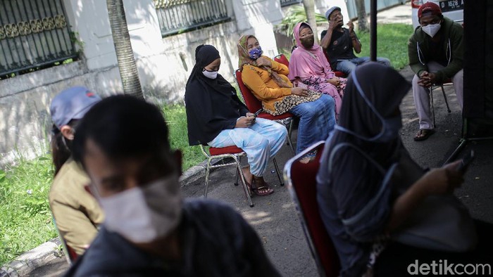 Sejumlah warga yang baru saja melakukan perjalanan mudik melakukan tes antigen. Hasilnya tes tersebut kian membludak. Salah satunya di Polsek Pesangggrahan.
